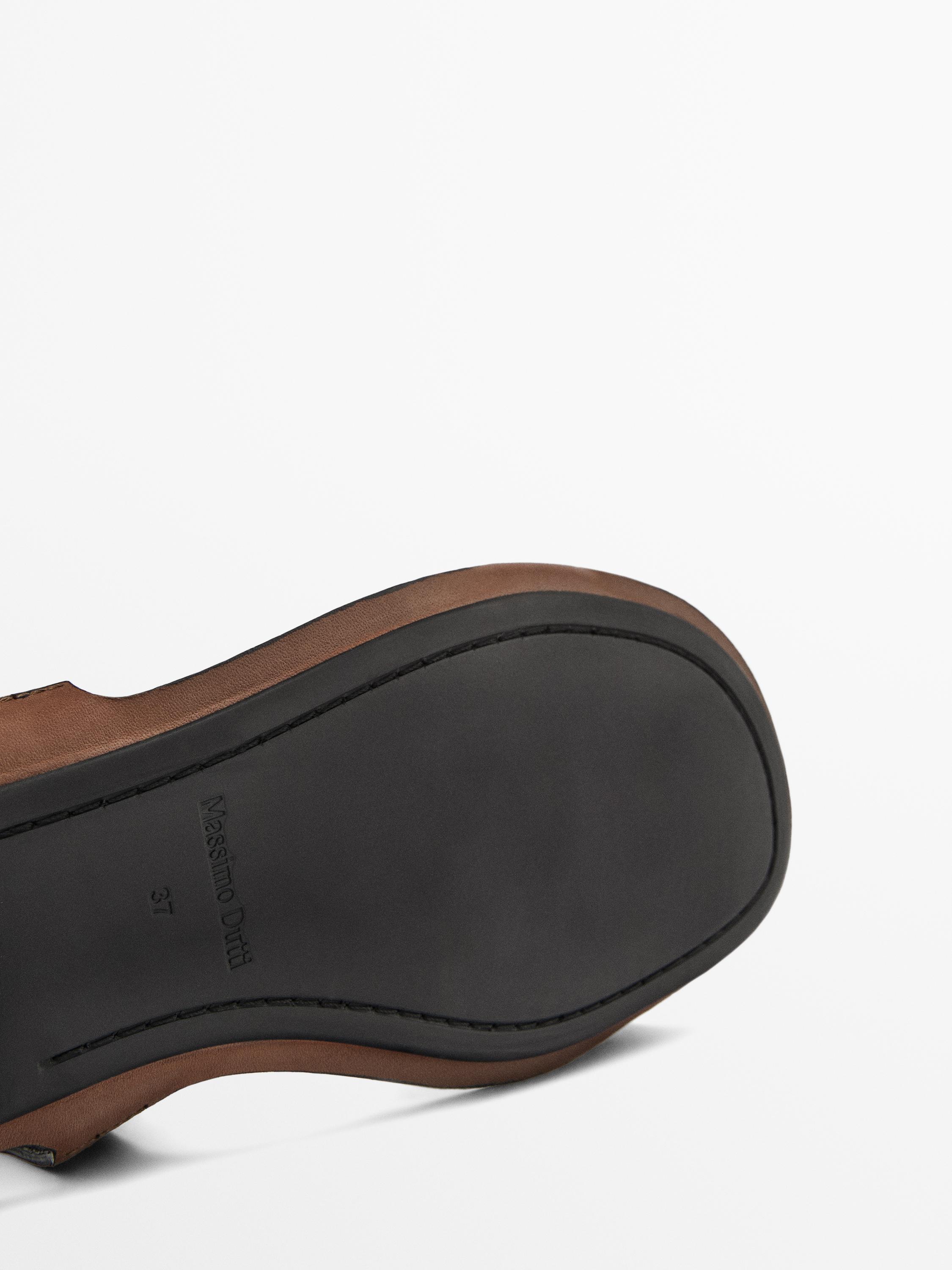 Flat leather sandals with buckles